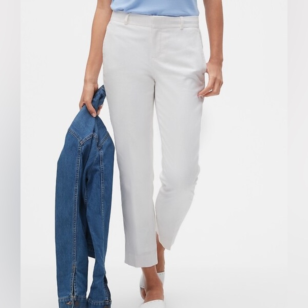 Banana Republic Avery Linen Pants. In white, size 8.